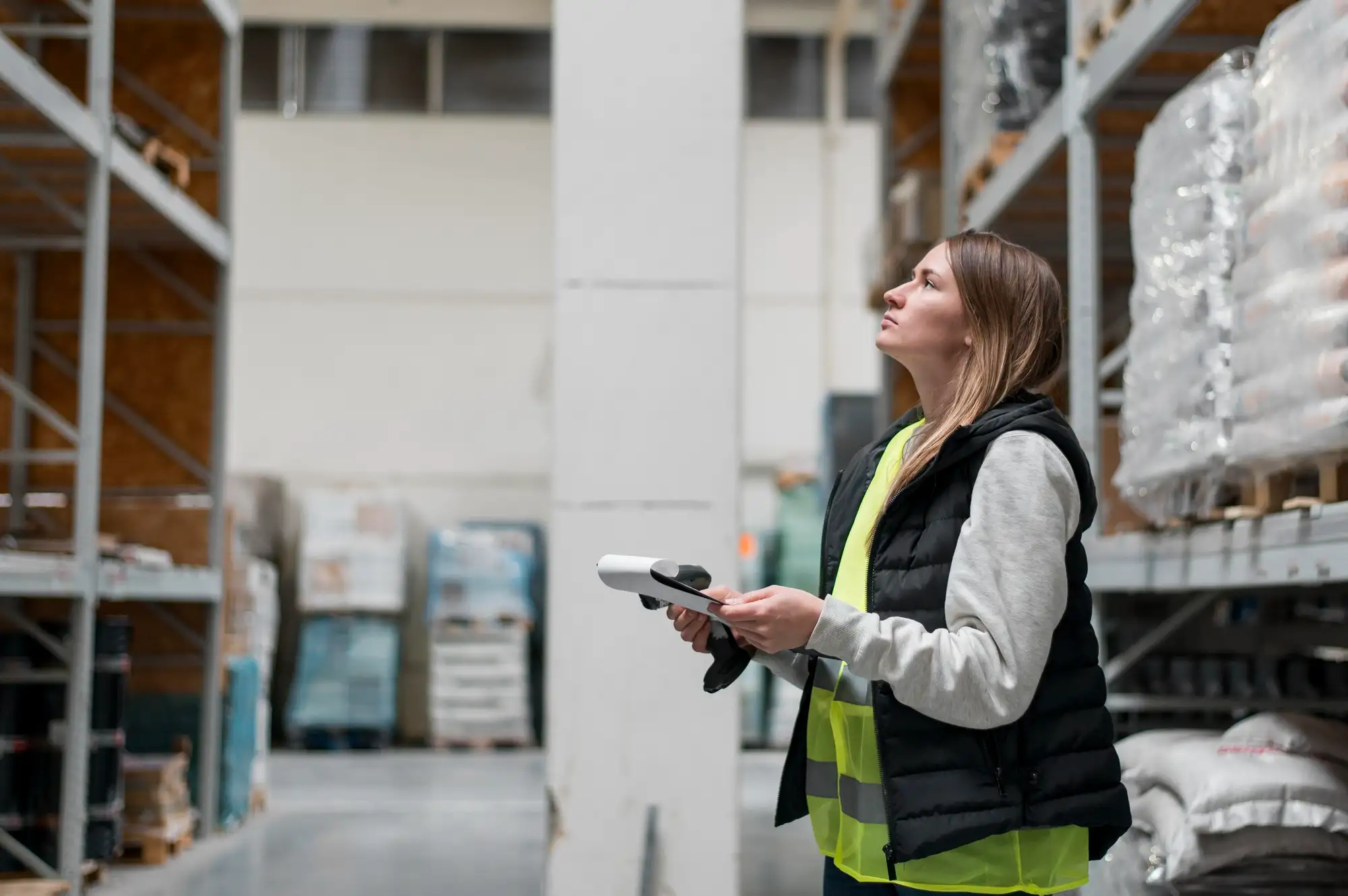 Requisitos técnicos em contextos industriais e logísticos